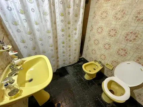 Casa 4 ambientes con 2 baños