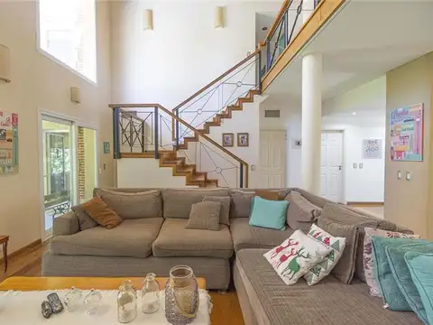 Casa en Alquiler con 2 cocheras