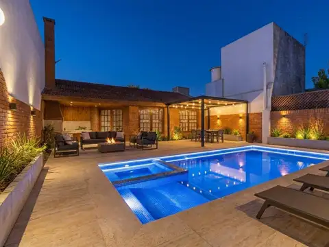 Casa en Lanus Oeste Centro en venta 4 ambientes, cochera y quincho APTA CREDITO