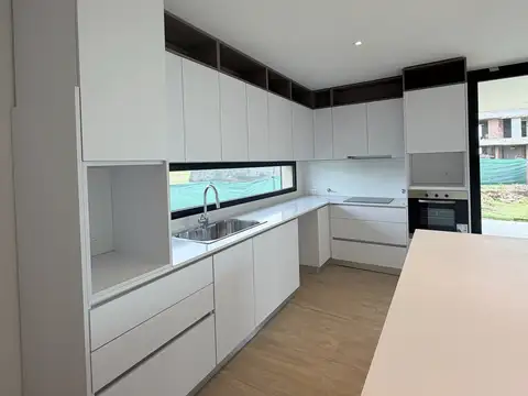 Casa en Venta con 4 cocheras