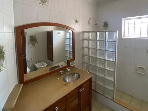 Excelente casa de dos plantas. De cuatro ambientes