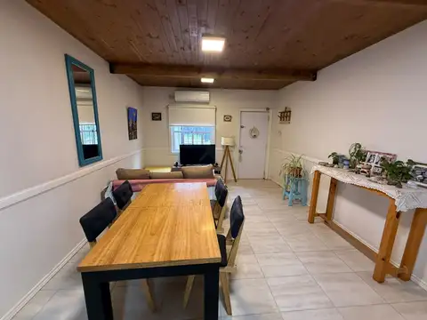 Casa 4 ambientes con pileta y deposito  en VENTA
