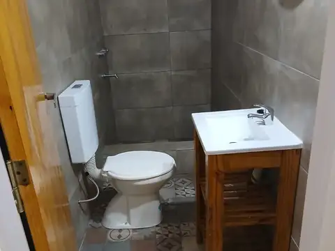 Casa 8 ambientes con 2 baños