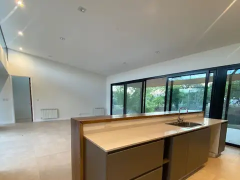 Casa 4 ambientes con 4 baños