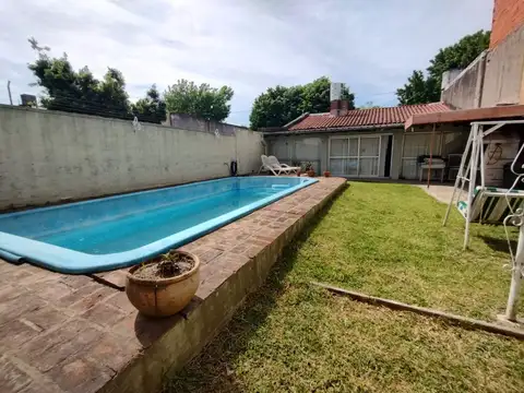 VENTA Casa 3 ambientes, y galería. Villa Adelina.