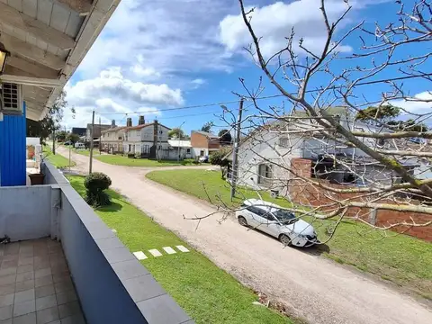 Venta ph 2 ambientes al frente con balcón en Faro