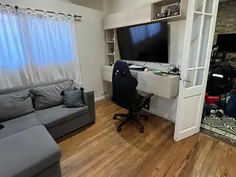 Casa en venta de epoca moderna 4 ambientes con patio y cochera Tigre Centro