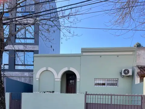 Casa en venta de epoca moderna 4 ambientes con patio y cochera Tigre Centro