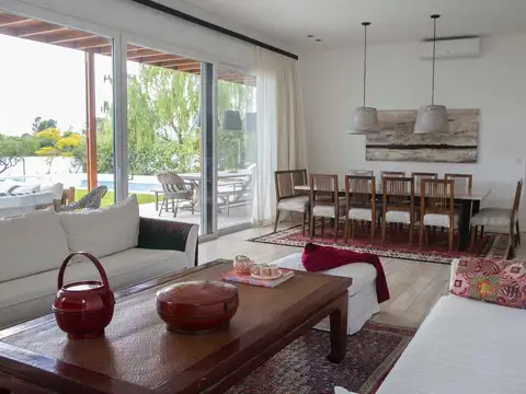 Casa 5 ambientes con 3 baños