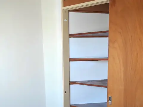 Bajò de precio. Impecable dos ambientes en piso alto. Muy luminoso