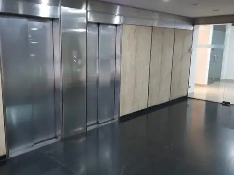 Oficina 4 ambientes con 5 baños
