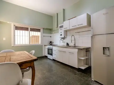 Interesante propiedad por su funcionalidad de vivienda y depósito en V. Adelina, San Isidro.