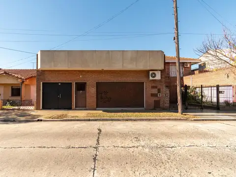 Interesante propiedad por su funcionalidad de vivienda y depósito en V. Adelina, San Isidro.