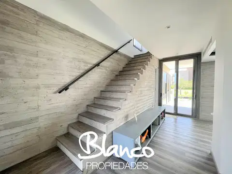 Casa 5 ambientes con 4 baños