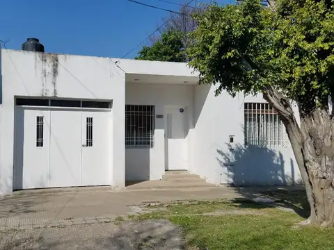 ALQUILER CASA 2 DORMITORIOS. COCHERA. JARDÍN. BARRIO ESPAÑA Y HOSPITALES.