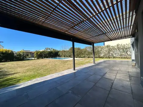 Casa Venta 3 dorm   dep Hermoso Jardin Parquizado Piscina - Lista para mudarse Escobar