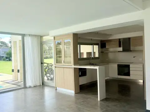 Casa en Alquiler con 2 cocheras