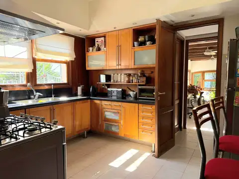 UNICO CHALET EN CARAPACHAY  7 AMBIENTES CON DEPENDENCIA DE SERVICIO