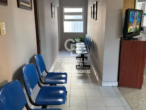 Clinica con consultorios, gabinetes de kinesiologia y laboratorio en Maria Selva