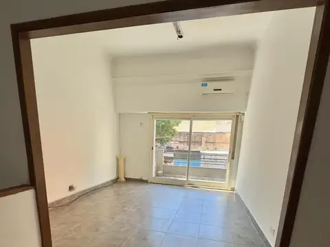 Oficina 5 ambientes con 2 baños