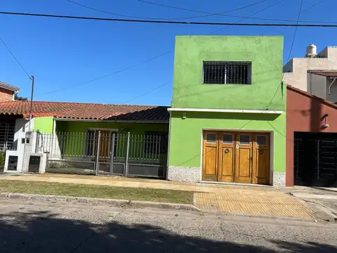 Chalet clasico de 3 ambientes, con ampliación a terminar.