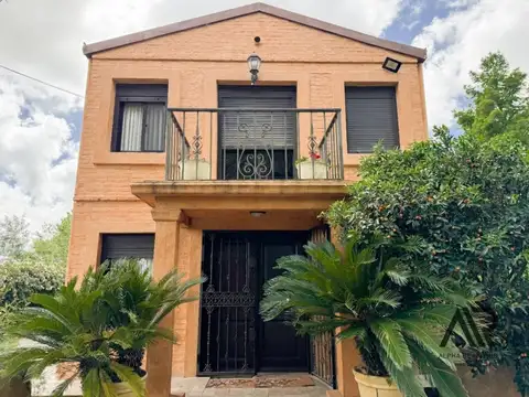 Casa en Alquiler con 2 cocheras