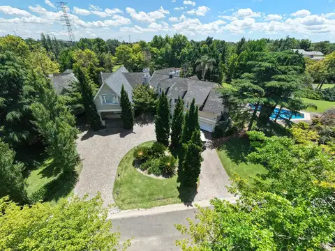 Casa en venta 11 ambientes, barrio Saint Thomas, Canning con pileta.