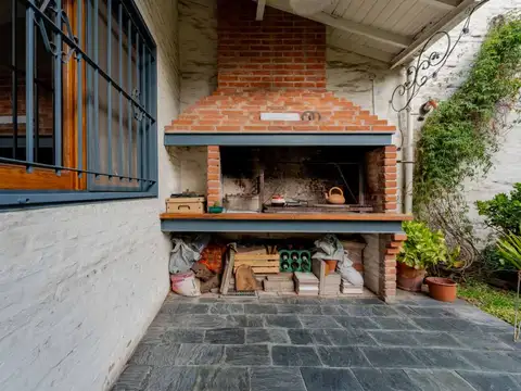 Casa 4 ambientes con 2 baños