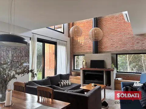 Casa 5 ambientes con 2 baños
