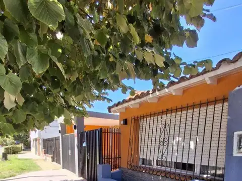 CASA DE 3 AMB CON COCHERA Y PATIO