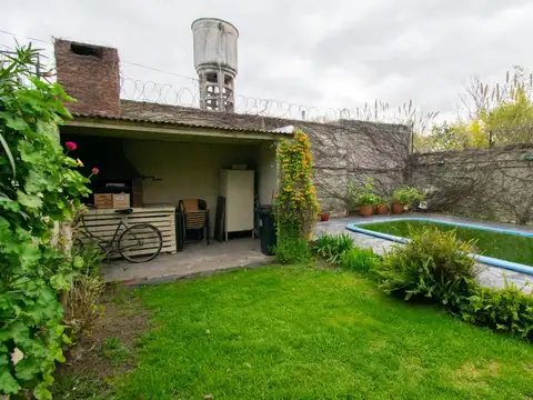 CASA VENTA LA PLATA 2 DORMITORIOS QUINCHO PILETA