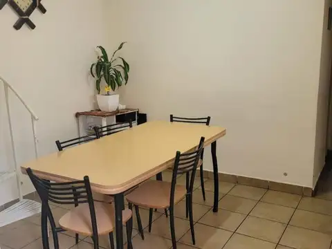 Casa 6 ambientes con 2 baños