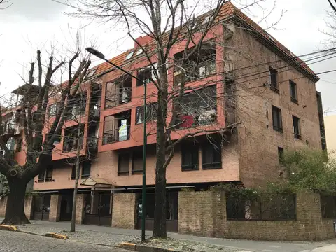3 AMBIENTES EN DUPLEX | BAÑO Y TOILLETTE | COCHERA CUB. | 3ER PISO AL CONTRAFRENTE | MUY LUMINOSO