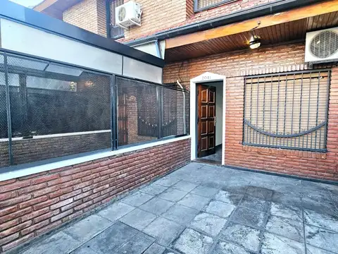 Triplex en Venta 4 ambientes con cochera en villa luzuriaga