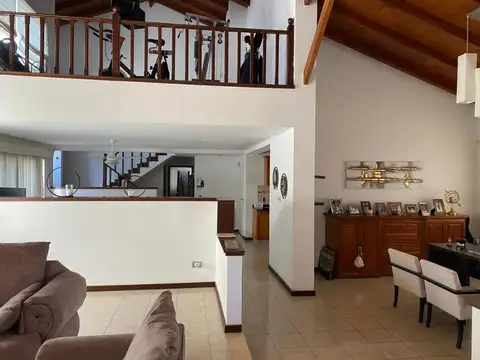 Casa 7 ambientes con 2 baños