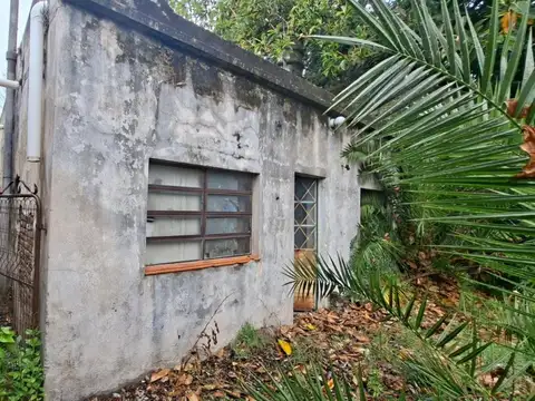 LOTE CON CASA A RECICLAR O DEMOLER