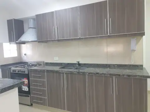 EXCELENTE MONOAMBIENTE - UBICADO EN FLORIDA M A 4 CUADRAS DE AV MAIPU