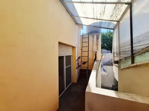 Departamento tipo casa de 3 amb. con patio cubierto y balcón