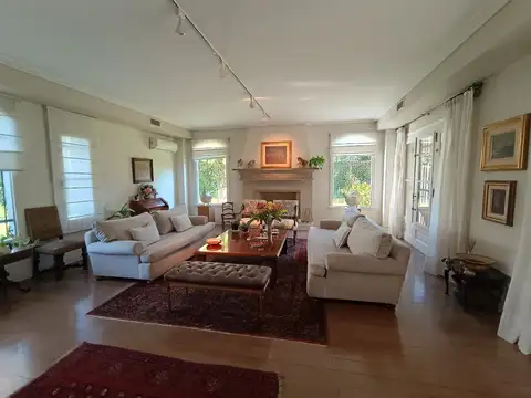 Casa 8 ambientes con 6 baños