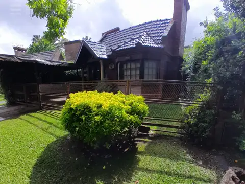 VENTA DE CASA 4 AMB. CON PILETA Y QUINCHO