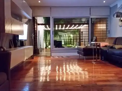 Excelente Triplex Categoria en Castelar Norte, Semi amoblado y equipado listo a mudarse. Ideal ejecutivo/profesional.