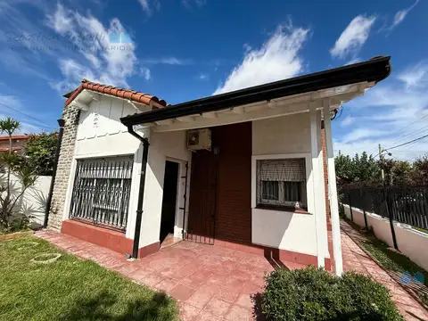 Casa en alquiler 3 ambientes con cochera - Villa Luzuriaga