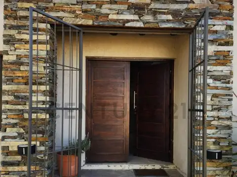 3 dormitorios con patio y doble cochera