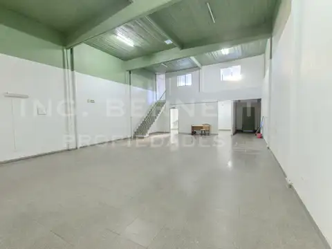 Excelente Galpón - Sobre 7,85 x 36 mts - Impecable estado -