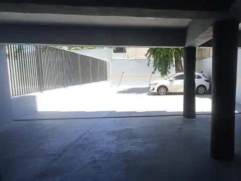 COCHERA CUBIERTA EN EDIFICIO