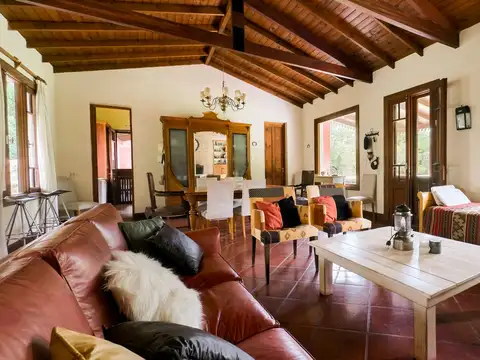 Casa 6 ambientes con 2 baños