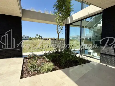 Casa 6 ambientes con 5 baños