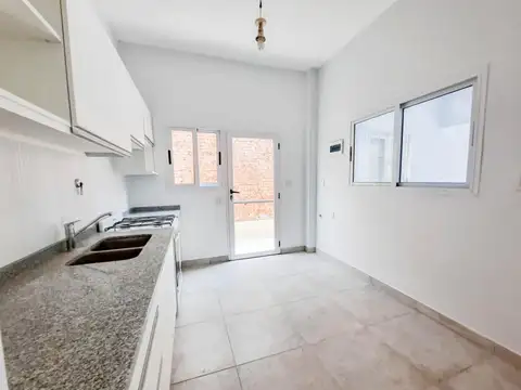 AMPLIA CASA TOTALMENTE RECICLADA DE 5 AMBIENTES C/ GARAGE