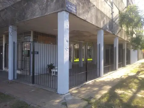 Depto 3 amb, en barrio Ferroviario. (Ezpeleta este)