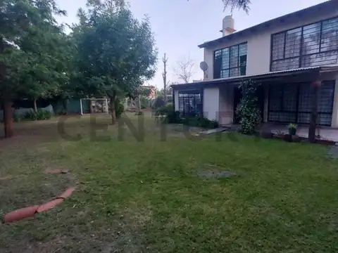 Casa en Alquiler con 2 cocheras